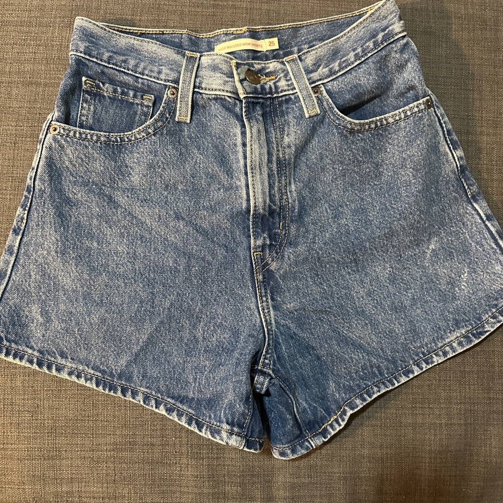Levi’s High Waisted Mom Shorts - Size 25